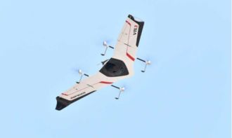国内首款电动可折叠垂直起降固定翼无人机在郑大西亚斯学院交付使用